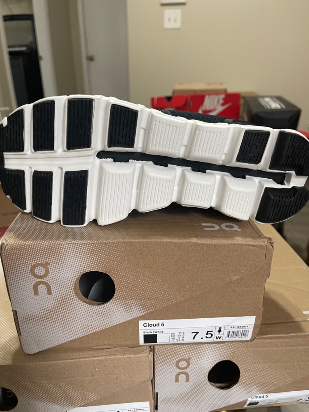 On Running Cloud 5 women’s Sneaker - Black/White - Picture 2 of 6